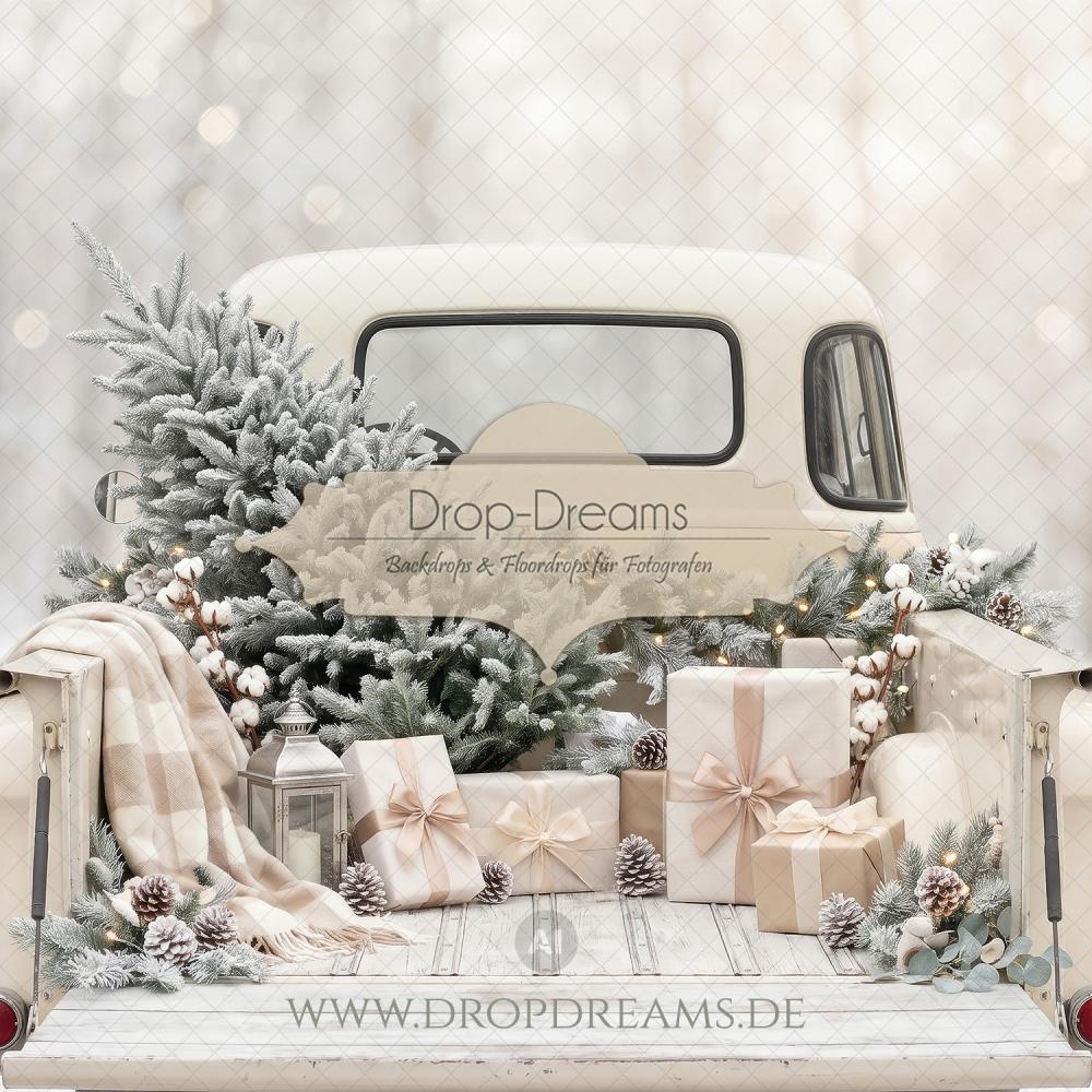 Weihnachts-Backdrop Christmas Truck mit cremefarbenem Vintage-Truck, Weihnachtsbaum und Geschenken in Creme und Weiß von Drop-Dreams